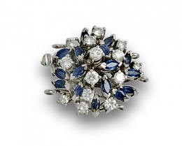 827.  Cierre de collar con brillantes y zafiros talla mrquisse en montura de garras a diferentes alturas de oro blanco de 18K.