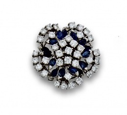 900.  Cierre de collar de brillantes y zafiros a modo de flor con engastes en diferentes niveles.
