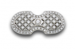 872.  Broche placa de brillantes siguiendo modelos Art-Decó con fondo de rombos calados.