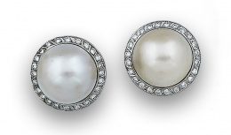 146.  Pendientes con gran perla mabe orlada de brillantes en oro blanco de 18K.