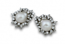 104.  Pendientes con perlas Australianas barrocas rodeadas por brillantes y diamantes talla marquisse en oro blanco de 18K.