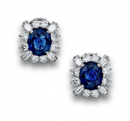 896.  Pendientes con zafiros de talla oval e intenso color ,orlados de brillantes y diamantes talla baguete.