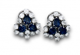 186.  Pendientes con tres zafiros ovales y brillantes en diferentes alturas,en montura de garras de oro blanco de 18K.