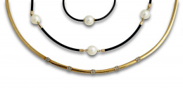838.  Collar con tres perlas Australianas de 11,5 mm y caucho; con cierre y adornos en oro de 18K.