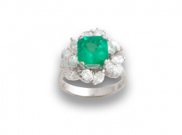123.  Sortija con esmeralda de 3,16 cts de intenso color y pureza,con orla de brillantes combinados con diamantes talla marquisse.
