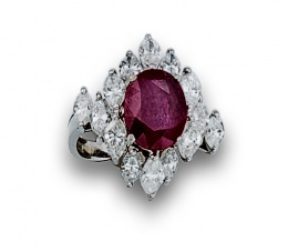 899.  Sortija con rubí oval de 5 ctes en orla de diamantes talla marquisse engastados a diferentes alturas.
