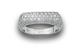 869.  Sortija con pavé de brillantes en frente rectangular en oro blanco de 18K.
