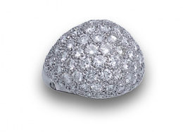 192.  Sortija bombé de brillantes en oro blanco de 18K.