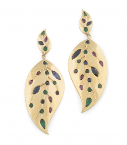 257.  Pendientes largos con grandes hojas colgantes de zafiros, rubíes y esmeraldas en oro amarillo de 18K.