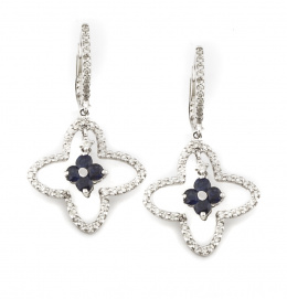 240.  Pendientes largos de brillantes y zafiros en oro blanco de 18K