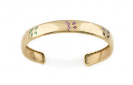 263.  Pulsera rígida de media caña con perillas de zafiros,esmeraldas y rubíes engastados en el aro de oro liso amarillo de 18K.