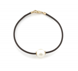 554.  Pulsera con perla australianas de 11,5 mm en cordón de cuero con cierre en oro de 18K.