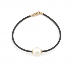 548.  Pulsera con perla australianas de 11,5 mm en cordón de cuero con cierre en oro de 18K.