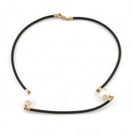 546.  Collar con 2 perlas australianas de 11,60 mm en cordón de caucho con cierre y montura en oro de 18K.