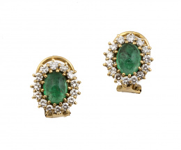 248.  Pendientes con cabuchones de esmeraldas orladas de brillantes 
