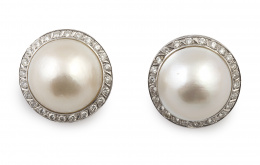 315.  Pendientes con perlas mabe orladas de brillantes en oro blanco de 18K