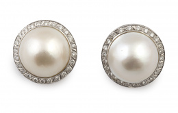 315.  Pendientes con perlas mabe orladas de brillantes en oro blanco de 18K