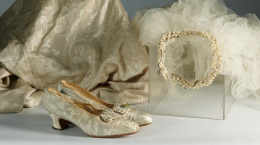 443.  Traje de novia en seda de raso, con velo, capa y zapatos con florecitas aplicadas.h. 1890.