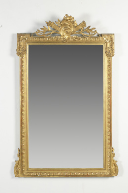 631.  Espejo de pared estilo Luis XVI. Forma rectangular, con marco dorado y tallado, decorado con hojas de acanto y un  copete calado.Francia, S. XIX..
