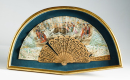 1116.  Abanico con país de papel pintado decorado con tema taurino, litogtafiado e iluminado, padrones de madera de sándalo calados con decoración de flores.Trabajo español, mediados del S. XIX..