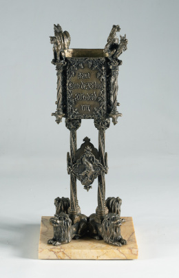 1107.  Trofeo alfonsino en bronce de tiro al pichón con leyenda “Real Trofeo pichón Madrid, 1917”, premio de SM el Rey..