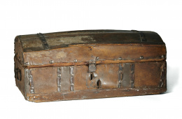 1154.  Arcón con alma de madera y piel de vaca.Trabajo español, S. XVI-XVII.