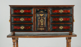 897.  Papelera en nogal, chapeado de carey y madera ebonizada, montado en bronce dorado.Trabajo hispano-flamenco, S. XVII..