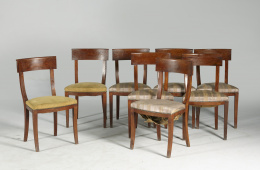 502.  Juego de 8 sillas estilo Regencia en madera de caoba y asiento tapizado.Trabajo inglés, pp. S. XX.
