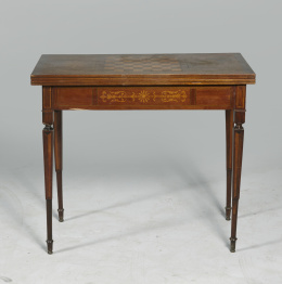 1232.  Mesa de juego en madera de caoba con decoración de marquetería.Trabajo español, pp. S. XX.