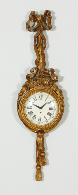 500.  Reloj de pared, estilo Luis XVI, en madera tallada y dorada.Segunda mitad del S. XX.