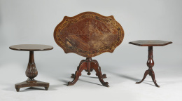 637.  Velador redondo de pedestal, en madera de nogal y caoba con marquetería.Trabajo inglés, pp. S. XX.