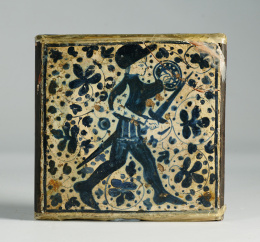 540.  Azulejo de cerámica esmaltada en azul de cobalto con un soldado y hojas de parra.Manises, Valencia, S. XV