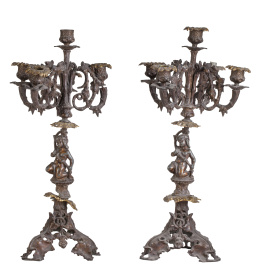 657.  Pareja de candelabros de calamina con elementos de bronce.pp. del S. XX. .