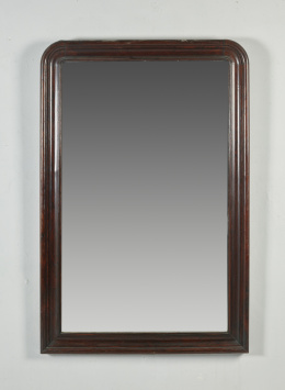 538.  Espejo de madera de nogal.Trabajo español, pp. del S. XX..