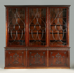 1100.  “Bookcase” de estilo Jorge III de madera de caoba con decoración neoclásica.Trabajo inglés, S. XX..
