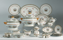 935.  Vajilla de porcelana esmaltada con decoración de compañía de indias, S. XX..