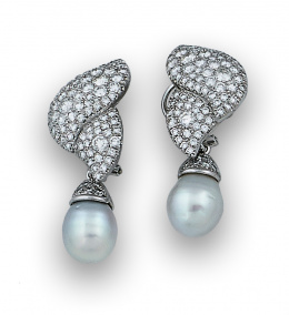 143.  Pendientes de perillas de perlas Australianas colgantes de doble hoja de brillantes. Desmontables.