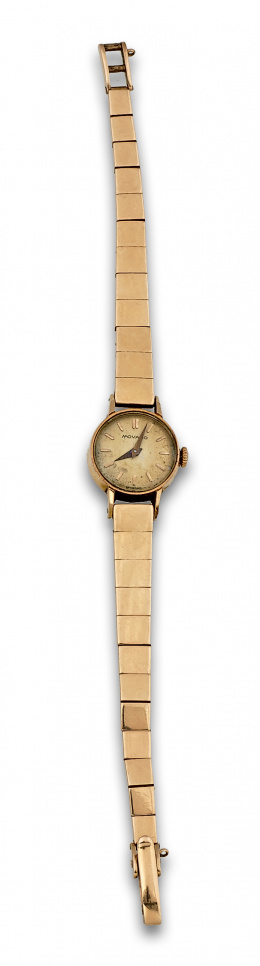 238.  Reloj MOVADO años 50 con pulsera de piezas cuadradas articuladas en oro de 18K.
