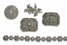 706.  Lote de bisutería de strass de pps s XX formado por dos hebillas con montura en metal dorado ,pulsera y dos broches en plata..