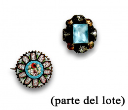 682.  Lote de anillo Art-Decó con vidrio y plata ,broche con micromosaico en plata dorada ,y cierre de collar con flores de esmeraldas y perla en plata.
