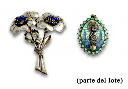 671.  Lote de Broche flor de plata y cristal azul,dos colgantes(plata esmalte con Virgen del Pilar, y plata azabache con Santiago tallado) , y un anillo en plata y ónix