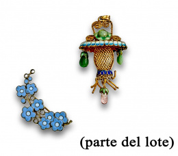 683.  Lote de broche de plata esmalte de flores ,y colgante oriental de plata dorada con esmalte cloisoné y jades colgantes. 