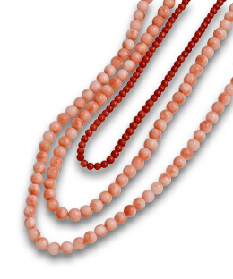 755.  Lote de 3 collares de cuentas de coral.