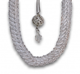 753.  Collar y colgante de esfera con cadena en filigrana de plata.