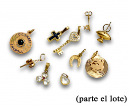802.  Lote de 16 colgantes en oro de 18K con diferentes formas.