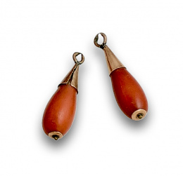 693.  Pareja de perillas de coral mediterráneso con capuchones de oro bajo.