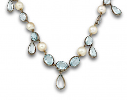 33.  Collar de pps s XX con espinelas azules ovaladas y perillas colgantes combinadas con perlas cultivadas.
