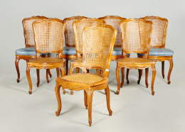1031.  Juego de ocho sillas de estilo Luis XV de madera tallada y asiento cané, S. XX.