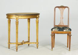 542.  Mesa ovalada estilo Luis XVI en madera tallada, estucada y dorada con sobre de cristal.Trabajo francés ff. S. XIX.