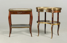 907.  Mesa auxiliar estilo Luis XV, S. XX.